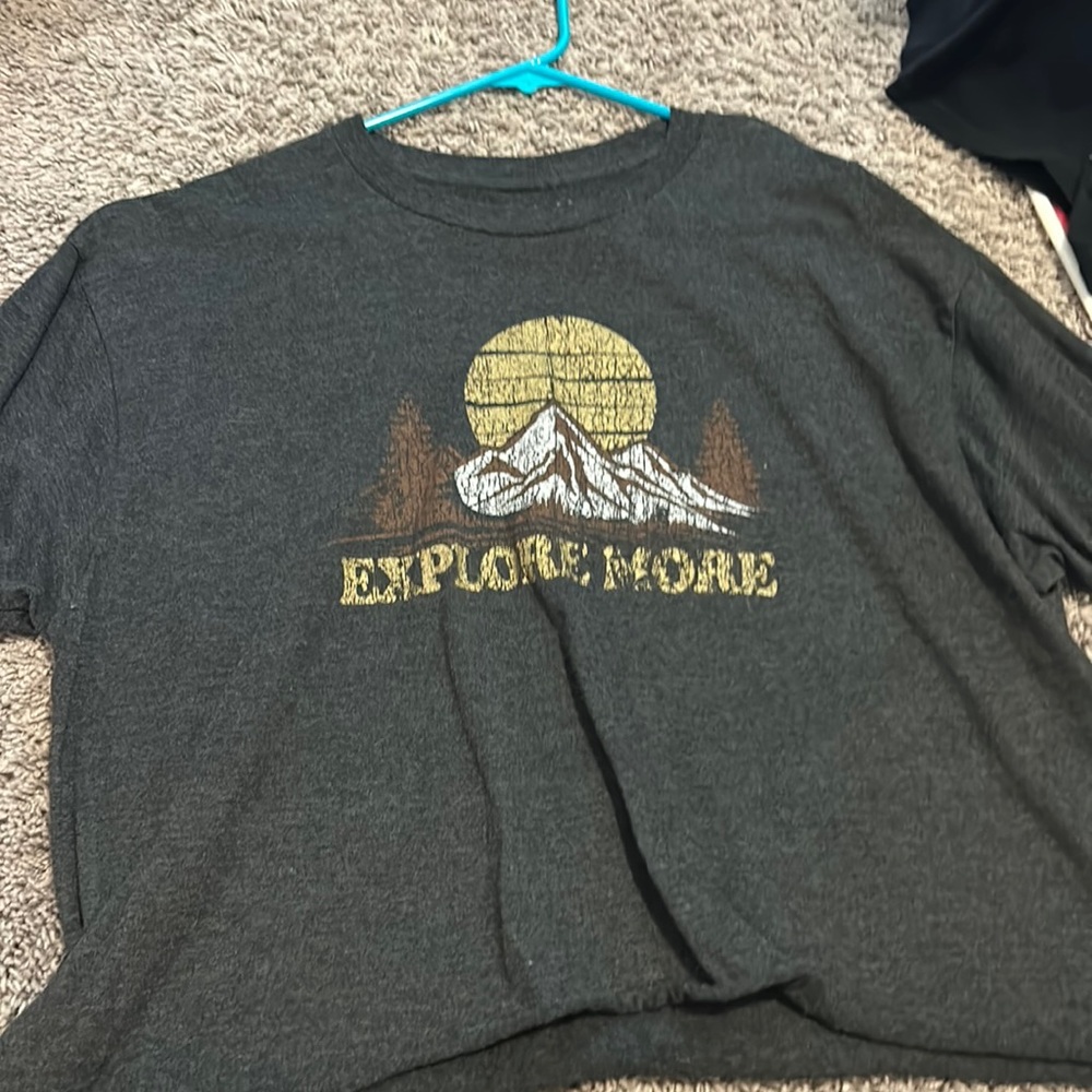 Women grey cropped tee.